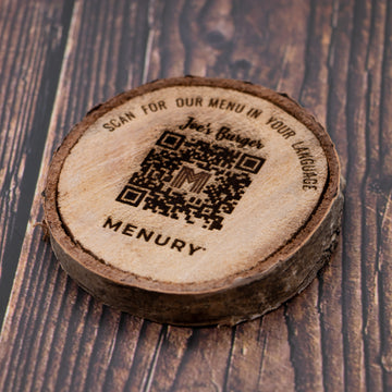 Holzscheibe mit QR-Code, Restaurantnamen oder Wunschdesign