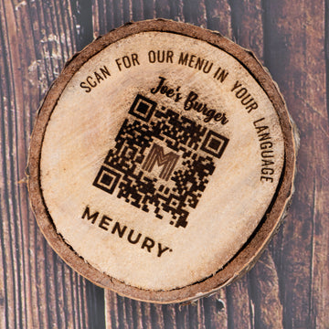 Holzscheibe mit QR-Code, Restaurantnamen oder Wunschdesign